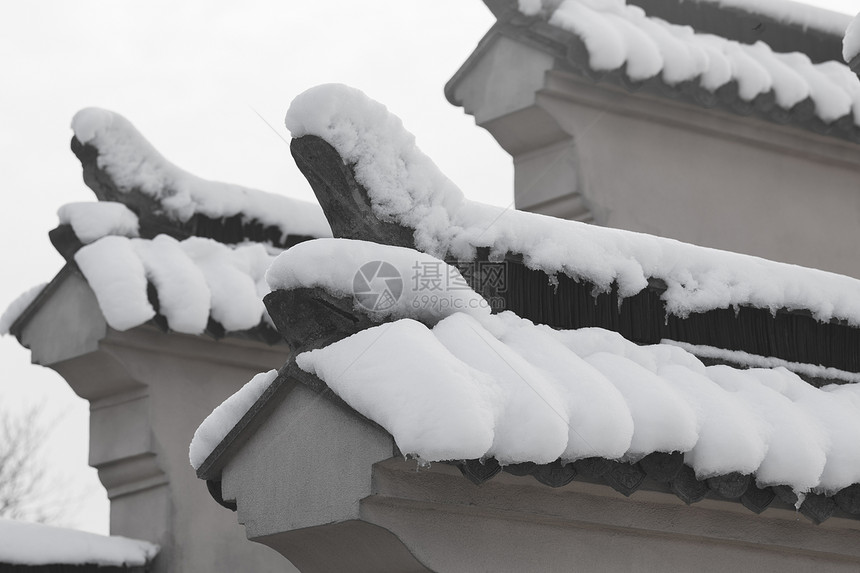 冬天里下雪后的古建筑图片