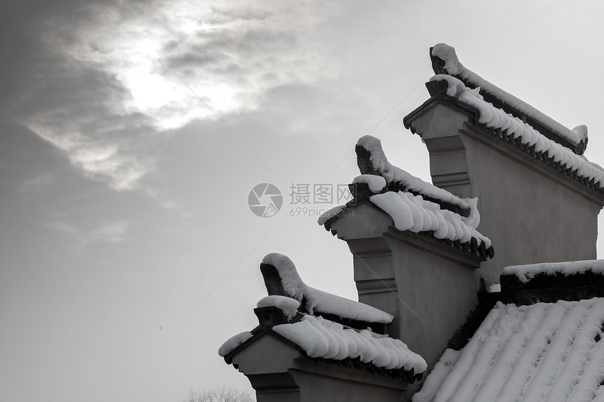 冬天里下雪后的古建筑图片
