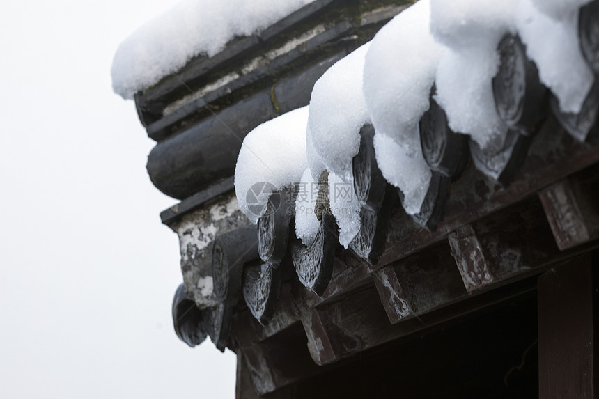 冬天里下雪后的古建筑图片