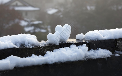 下雪后情人节的爱心背景图片