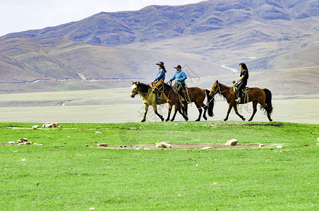 新疆草原骑马旅行马队高清图片素材
