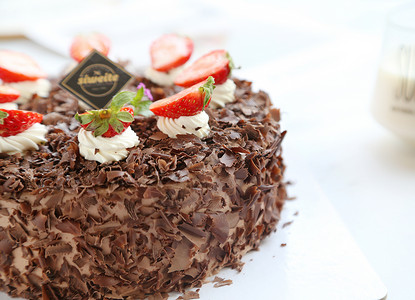 草莓黑森林巧克力生日蛋糕图片