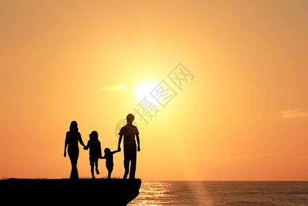 女人海边玩耍夕阳下家庭剪影设计图片