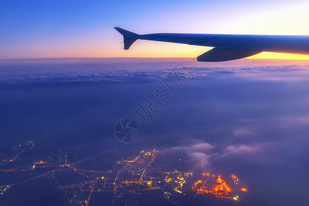 国际亲吻日飞机上俯瞰城市背景