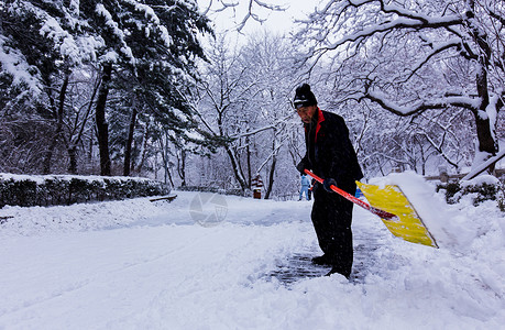 冬天雪后清扫积雪的人图片