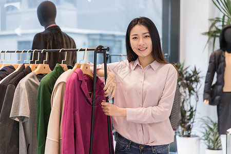 服装店内开心购物的女孩背景图片