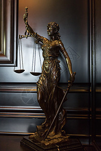 手拿天平的正义女生铜像背景图片