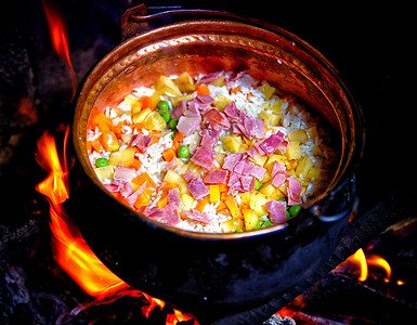 火烧食物素材云南铜锅洋芋饭背景