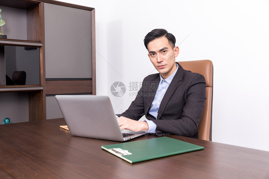 坐在办公桌前工作的商务人士图片
