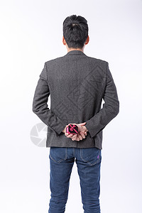 手拿对戒戒指求婚的年轻男性背景图片