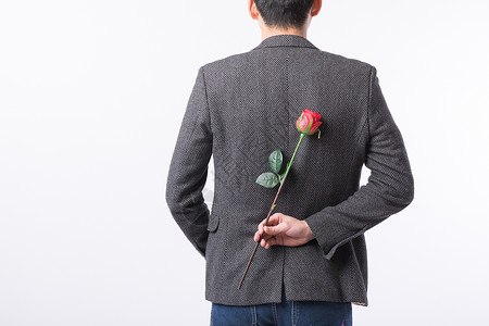 手拿玫瑰花的男性背影背景图片