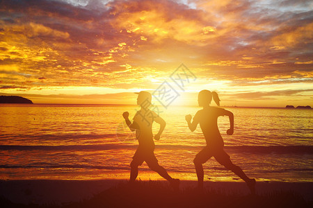 夕阳下跑步健身图片