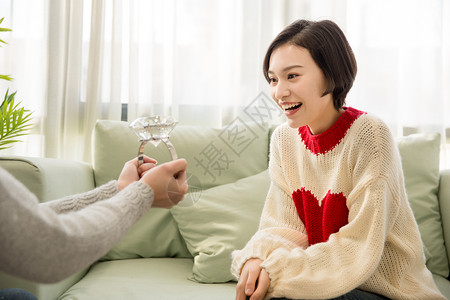 送爱心小鸡年轻男士情人节给女友送钻戒背景