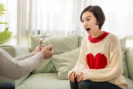 送爱心小鸡年轻男士情人节给女友送钻戒背景