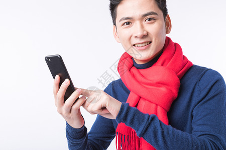 抢手机用手机抢新年红包的年轻男性背景