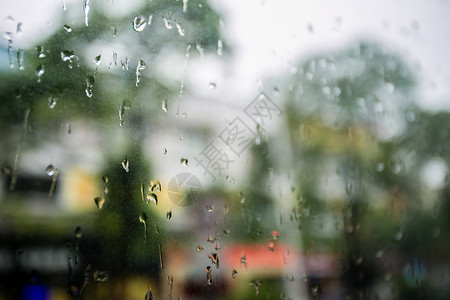 有雨滴的窗雨水背景