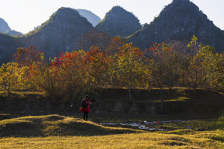 红色山川桂林的冬却像秋背景