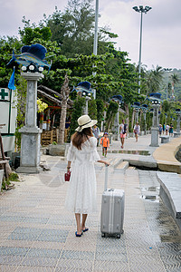 泰国女子拿着行李箱的女子背景