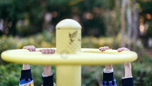 公园器材公园里玩耍的小孩背景