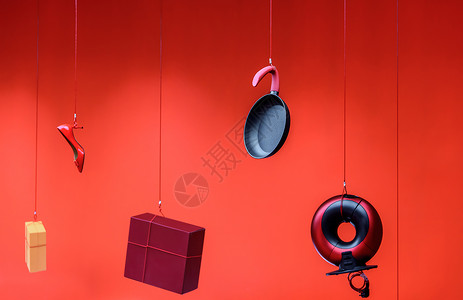 红背景下悬挂的礼物道具背景图片