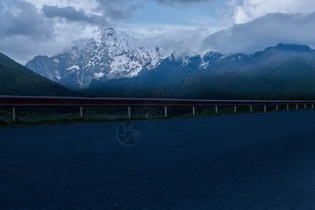 主要四姑娘山汽车道路背景图背景