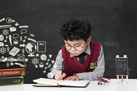 在窗户前的男孩小孩在黑板前认真学习设计图片