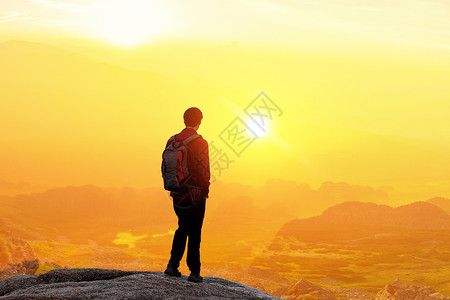 尼泊尔abc徒步山路风光风景山顶的男人设计图片