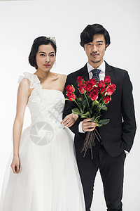 年轻情侣拍摄婚纱照甜蜜高清图片素材