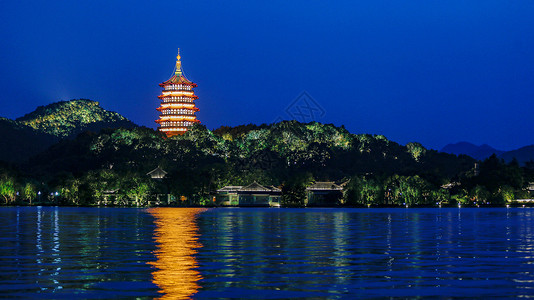 夜色中渐变夜色中杭州西湖畔的雷峰塔背景