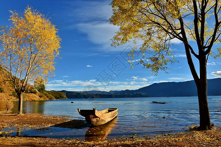 泸沽湖中的小船图片