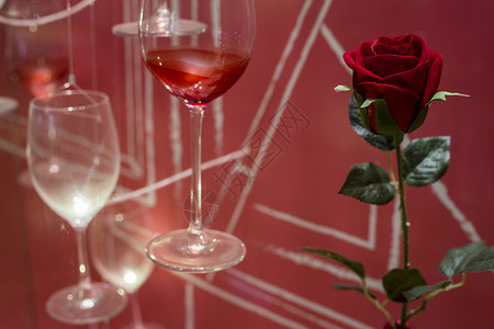 浪漫玫瑰与酒杯图片