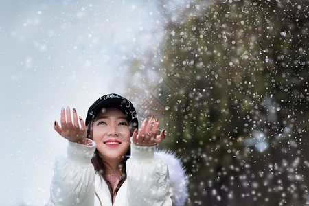 雪景中的白衣女孩图片