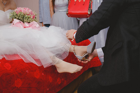 给新娘穿婚鞋高清图片