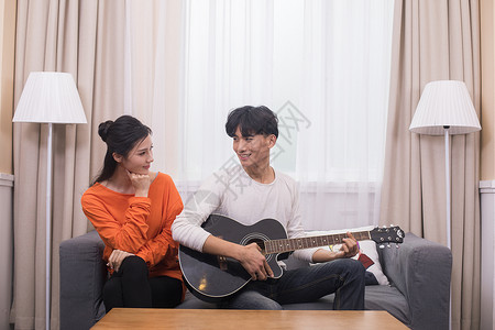 情人节男生给女生弹吉他高清图片