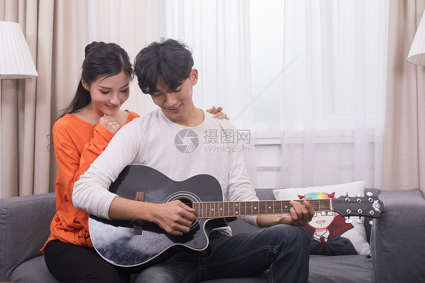 情人节男生给女生弹吉他图片