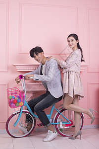 骑着单车的情侣情人节年轻男女骑着单车背景