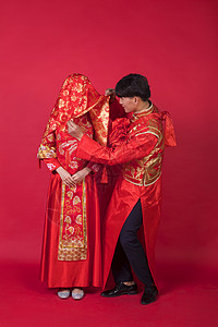传统中式婚礼新郎掀起新娘的红盖头图片