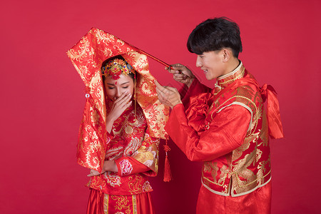 红盖头新娘传统中式婚礼新郎掀起新娘的红盖头背景