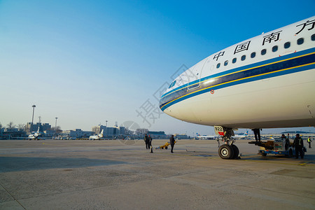 机场跑道特写：喜庆团圆，中国年飞机头部背景图片