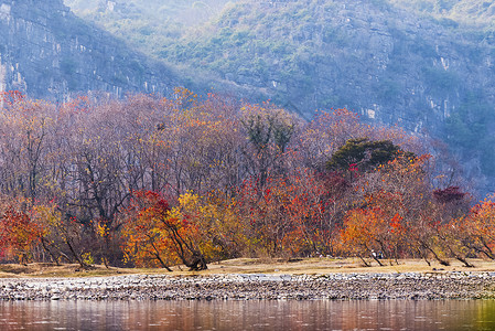 红色山川色彩斑斓的漓江边背景