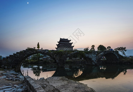 月亮图形上甘棠的晚霞背景