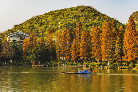 红色山川童话般的桂湖背景