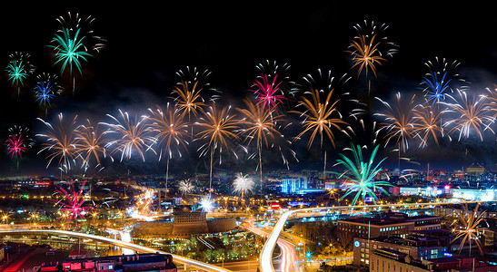 彩色车烟花城市夜空设计图片