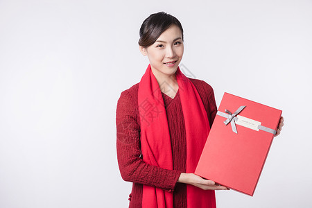 红围巾女人新春汉服美女手拿礼物背景