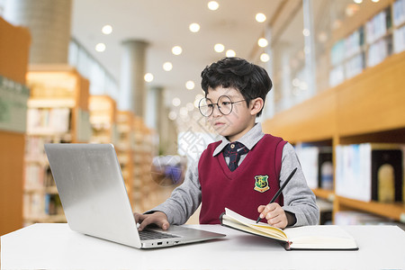 校园孩子认真学习的孩子设计图片