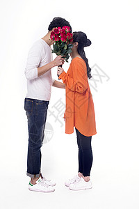 男女情侣手拿玫瑰亲吻图片