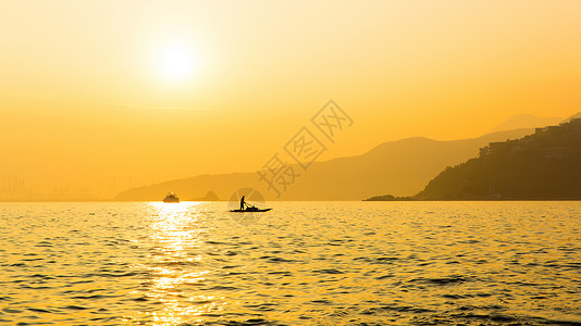 海浪与热带植物夕阳中海面船只与远山剪影背景