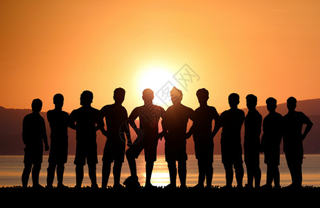 夕阳下的球队剪影背景图片