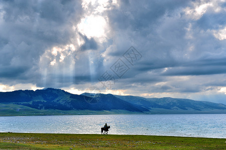 新疆赛里木湖草原羊群骑马的人背景