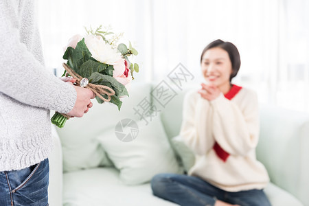 情侣情人节送花开心地收到花的女生背景